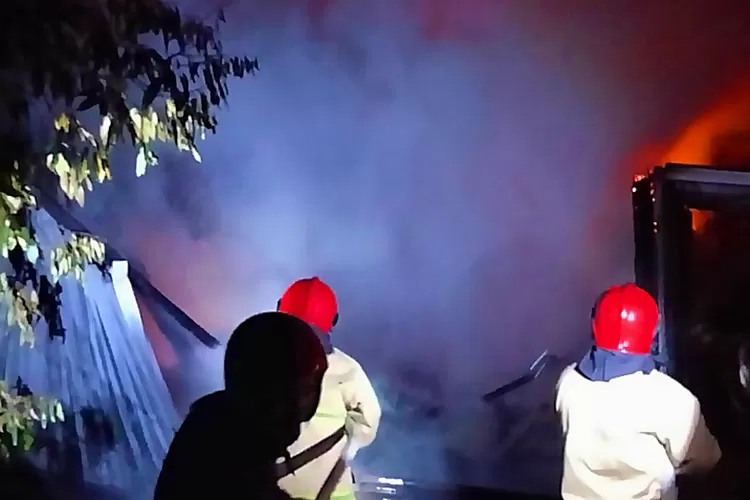gudang-eks-kandang-bebek-di-banyuwangi-ludes-terbakar,-kerugian-capai-rp-25-juta!