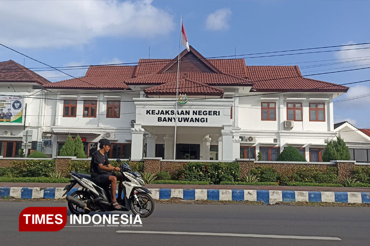 kejaksaan-negeri-banyuwangi-usir-wartawan-liputan-dugaan-korupsi-dd-dan-add-desa-tamansuruh-–-times-banyuwangi