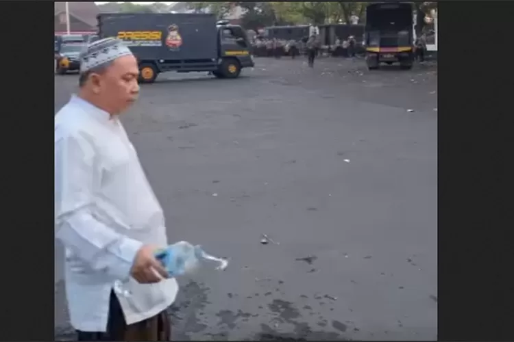 jelang-aksi-besar-di-pati,-pria-misterius-siram-air-keliling-pendapa-bupati!-apa-makna-di-baliknya?