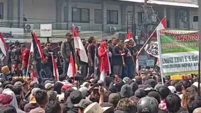 aksi-demo-13-agustus-di-pati-memanas!-ribuan-warga-padati-alun-alun,-tuntut-perubahan-besar-ke-bupati-sudewo