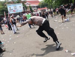 Ricuh Demo Pati! Mobil Polisi Dibakar, Sudewo Dilempari Sandal, Massa Desak Mundur!
