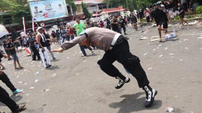 ricuh-demo-pati!-mobil-polisi-dibakar,-sudewo-dilempari-sandal,-massa-desak-mundur!