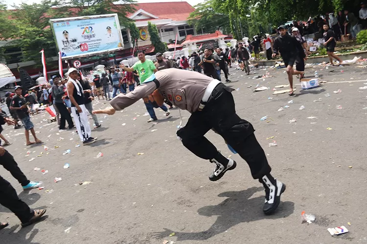 ricuh-demo-pati!-mobil-polisi-dibakar,-sudewo-dilempari-sandal,-massa-desak-mundur!