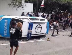 Ricuh Demo Pati, Mobil Polisi Dijungkirkan dan Dibakar Massa Usai Tuntut Bupati Sudewo