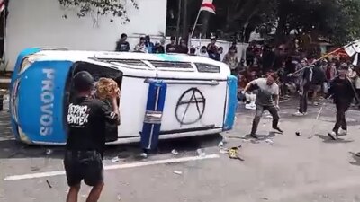 ricuh-demo-pati,-mobil-polisi-dijungkirkan-dan-dibakar-massa-usai-tuntut-bupati-sudewo