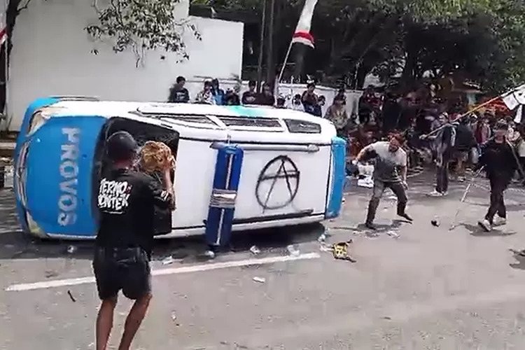 ricuh-demo-pati,-mobil-polisi-dijungkirkan-dan-dibakar-massa-usai-tuntut-bupati-sudewo