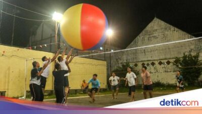 lomba-voli-bola-raksasa-meriahkan-agustusan-di-banyuwangi