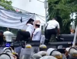 Menit demi Menit Ricuh Demo Pati: Bupati Dilempar, Gas Air Mata, Gerbang Pendapa Rusak, hingga Mobil Polisi Dibakar