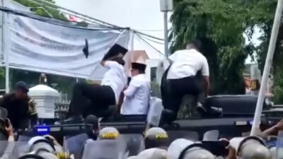 menit-demi-menit-ricuh-demo-pati:-bupati-dilempar,-gas-air-mata,-gerbang-pendapa-rusak,-hingga-mobil-polisi-dibakar