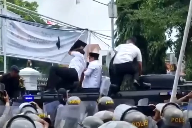 menit-demi-menit-ricuh-demo-pati:-bupati-dilempar,-gas-air-mata,-gerbang-pendapa-rusak,-hingga-mobil-polisi-dibakar
