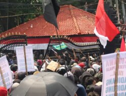 Demo Ricuh, Pendopo Pati Dikepung! Gelombang Massa Tuntut Sudewo Angkat Kaki dari Kursi Bupati