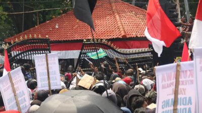 demo-ricuh,-pendopo-pati-dikepung!-gelombang-massa-tuntut-sudewo-angkat-kaki-dari-kursi-bupati