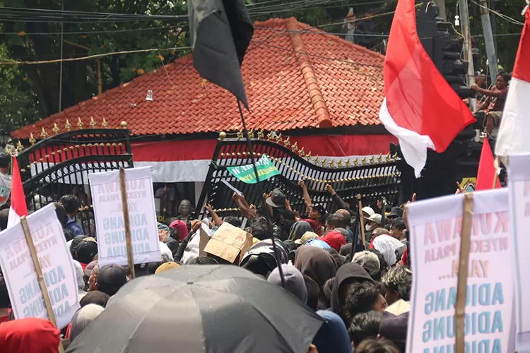 demo-ricuh,-pendopo-pati-dikepung!-gelombang-massa-tuntut-sudewo-angkat-kaki-dari-kursi-bupati