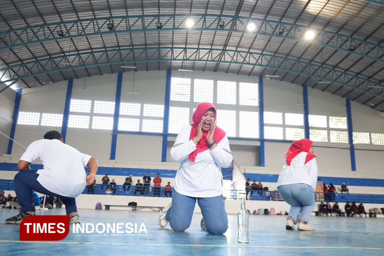 cara-unik-dinsos-pacitan-sambut-hut-ke-80-ri,-ada-lomba-estafet-sarung-–-times-banyuwangi
