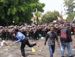 Ricuh Demo Pati! Gerbang Pendapa Rusak, Mobil Dibakar, Gas Air Mata Menyebar, Polisi Pun Diserang