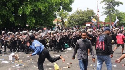 ricuh-demo-pati!-gerbang-pendapa-rusak,-mobil-dibakar,-gas-air-mata-menyebar,-polisi-pun-diserang