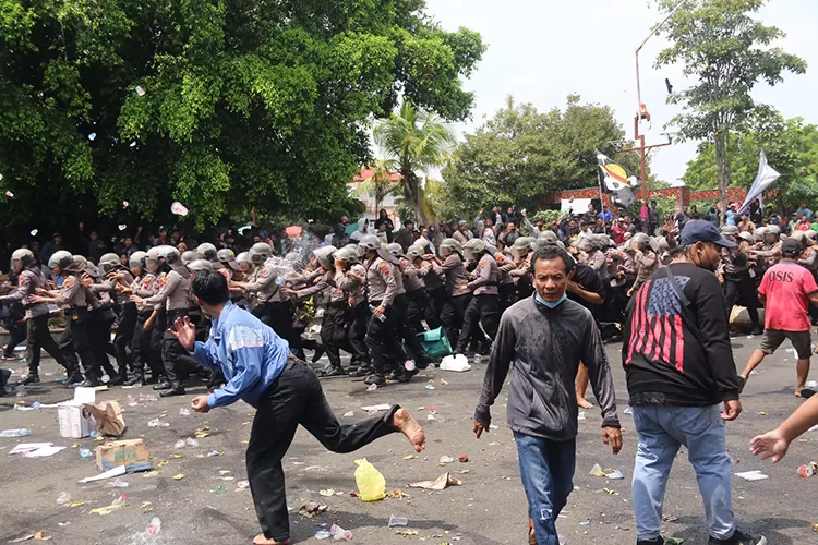 ricuh-demo-pati!-gerbang-pendapa-rusak,-mobil-dibakar,-gas-air-mata-menyebar,-polisi-pun-diserang