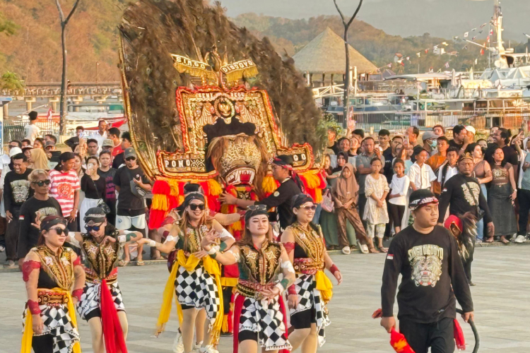 karnaval-budaya-dan-tarian-kolosal-maria-assumpta-nusantara-tuai-decak-kagum-di-festival-golo-koe-labuan-bajo-2025-–-times-banyuwangi