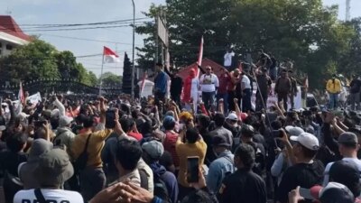 keranda-putih-dan-sound-horeg-warnai-demo-panas-warga-pati-13-agustus-2025
