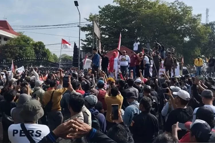 keranda-putih-dan-sound-horeg-warnai-demo-panas-warga-pati-13-agustus-2025