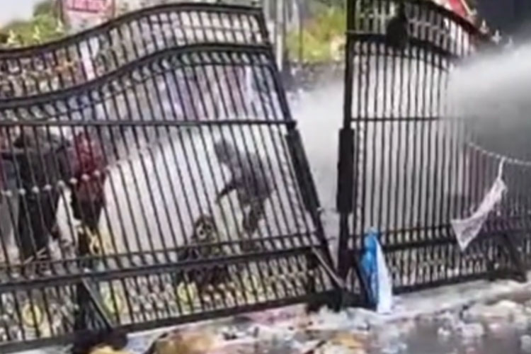 demo-di-pati-ricuh,-polisi-tembakkan-gas-air-mata-dan-water-cannon-–-times-banyuwangi