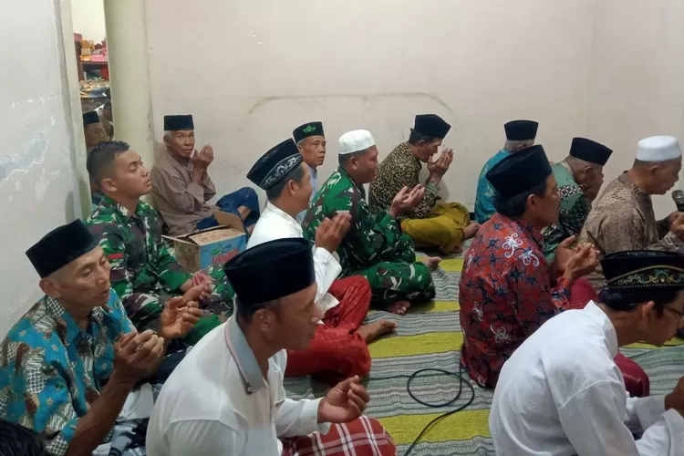 satgas-tmmd-banyuwangi-gelar-yasinan-&-tahlilan,-warga-kesilir-terharu