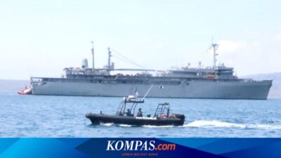 kapal-perang-amerika-serikat-uss-frank-cable-bersandar-megah-di-banyuwangi