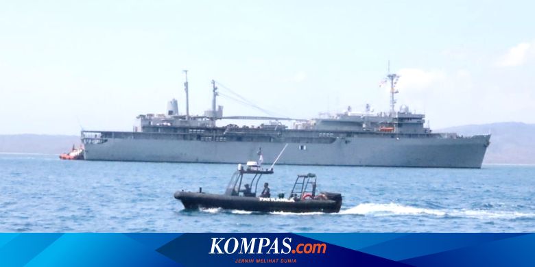 kapal-perang-amerika-serikat-uss-frank-cable-bersandar-megah-di-banyuwangi