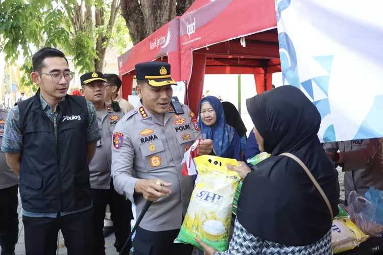 bawa-pulang-beras-murah,-dapat-bendera,-ini-aksi-polresta-banyuwangi-sambut-kemerdekaan-–-radar-banyuwangi