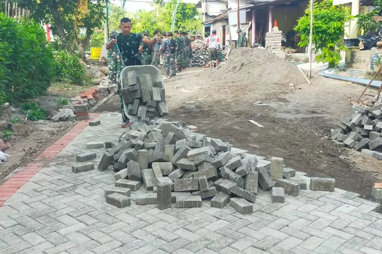 gaspol!-satgas-tmmd-kebut-paving-jalan-ke-jembatan-siliragung,-akses-warga-makin-mulus