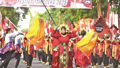 keren.-khansa-suguhkan-kilau-merah-kuning-di-tengah-gema-drumband-festival-merdeka