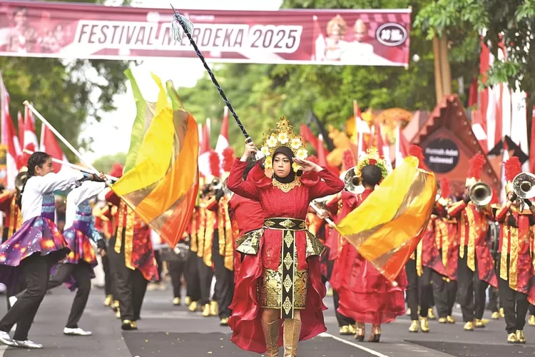 keren.-khansa-suguhkan-kilau-merah-kuning-di-tengah-gema-drumband-festival-merdeka