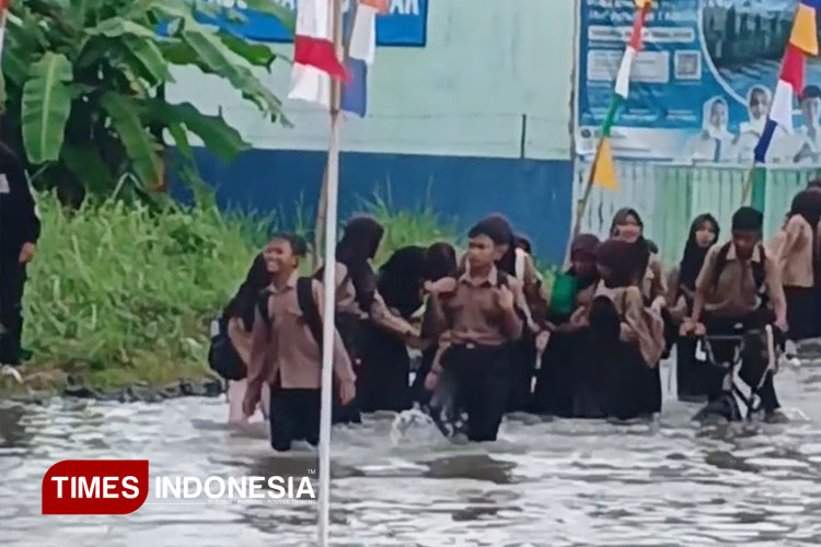 banjir-genangan-di-kota-banjar-tutup-akses-ke-sekolah-pasundan,-siswa-pulang-basah-basah-–-times-banyuwangi