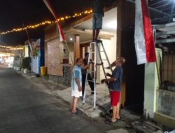 Percantik Lingkungan, Warga Pasang Lampu Hias di Jalan Bromo Kelurahan Singotrunan Kecamatan/Kabupaten Banyuwangi.
