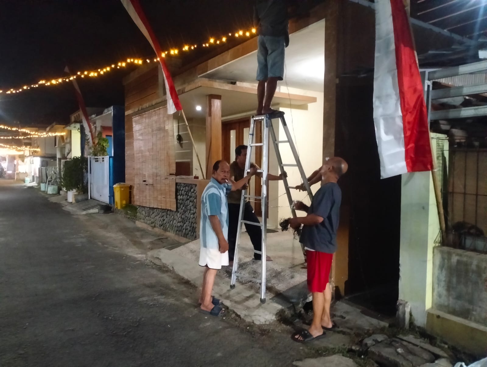 percantik-lingkungan,-warga-pasang-lampu-hias-di-jalan-bromo-kelurahan-singotrunan-kecamatan/kabupaten-banyuwangi.