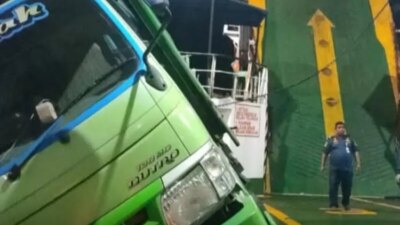 kmp-nusa-dua-dihantam-ombak-selat-bali,-truk-hampir-terguling-saat-penyeberangan