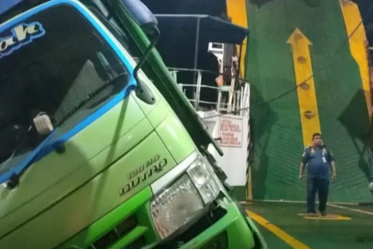 kmp-nusa-dua-dihantam-ombak-selat-bali,-truk-hampir-terguling-saat-penyeberangan