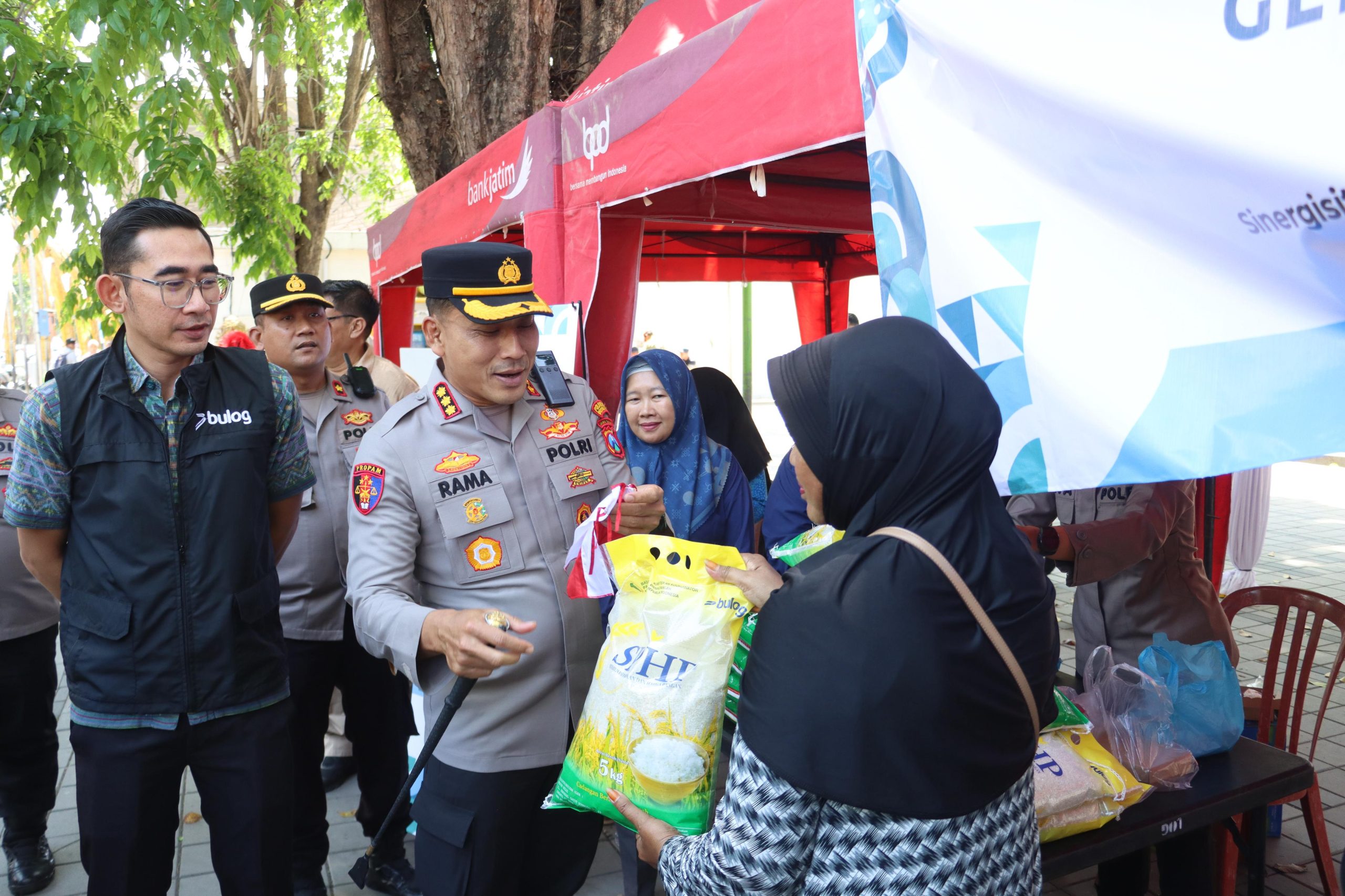 polresta-banyuwangi-padukan-pangan-murah-dan-semangat-kemerdekaan-lewat-bendera-merah-putih