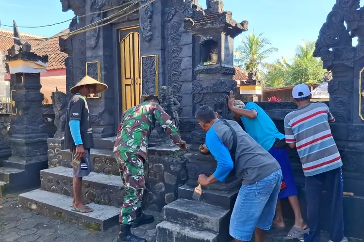 satgas-tmmd-ke-125-dan-warga-siliragung-guyub-mengecat-pura,-simbol-toleransi-yang-bikin-haru!
