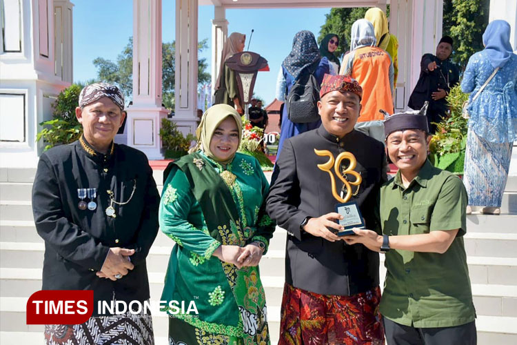 harjakasi-ke-207,-bupati-situbondo-mas-rio-dinobatkan-sebagai-tokoh-pendorong-umkm-2025-–-times-banyuwangi
