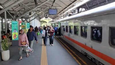 jelang-hut-ri-ke-80,-penumpang-ka-daop-8-surabaya-membludak