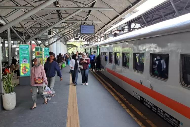 jelang-hut-ri-ke-80,-penumpang-ka-daop-8-surabaya-membludak