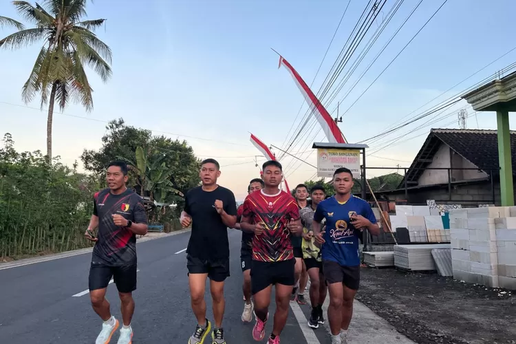 satgas-tmmd-125-kodim-banyuwangi-lari-pagi-demi-stamina-prima-untuk-bangun-desa