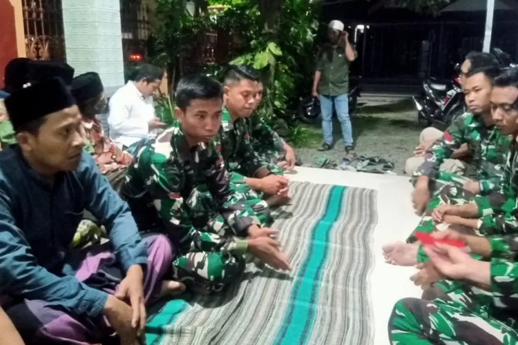 hangatnya-malam-di-siliragung!-satgas-tmmd-125-gelar-yasinan-dan-tahlil,-tni-dan-warga-kian-guyub