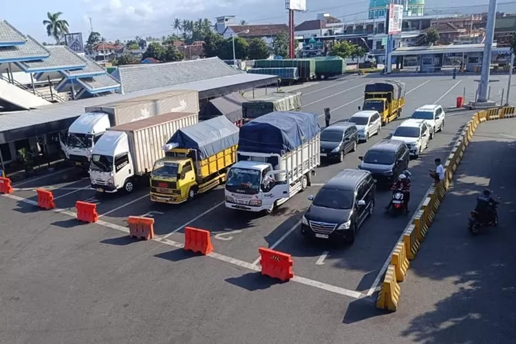 layanan-penyeberangan-ketapang-ditutup-mendadak!-angin-30-knot-hentikan-semua-kapal
