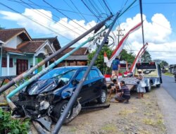 Mobil Seruduk Tiang di Banyuwangi, Polisi Tunggu Laporan Sopir! Saksi Kaget Pas Asyik Nyanyi Kendang Kempulan