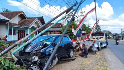 mobil-seruduk-tiang-di-banyuwangi,-polisi-tunggu-laporan-sopir!-saksi-kaget-pas-asyik-nyanyi-kendang-kempulan