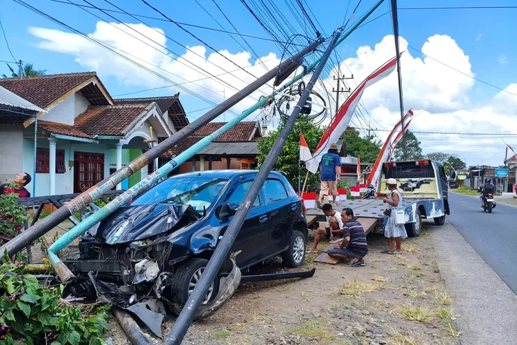 mobil-seruduk-tiang-di-banyuwangi,-polisi-tunggu-laporan-sopir!-saksi-kaget-pas-asyik-nyanyi-kendang-kempulan