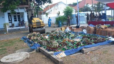 kejari-banyuwangi-musnahkan-barang-bukti-181-perkara,-termasuk-ribuan-botol-miras-dan-narkotika