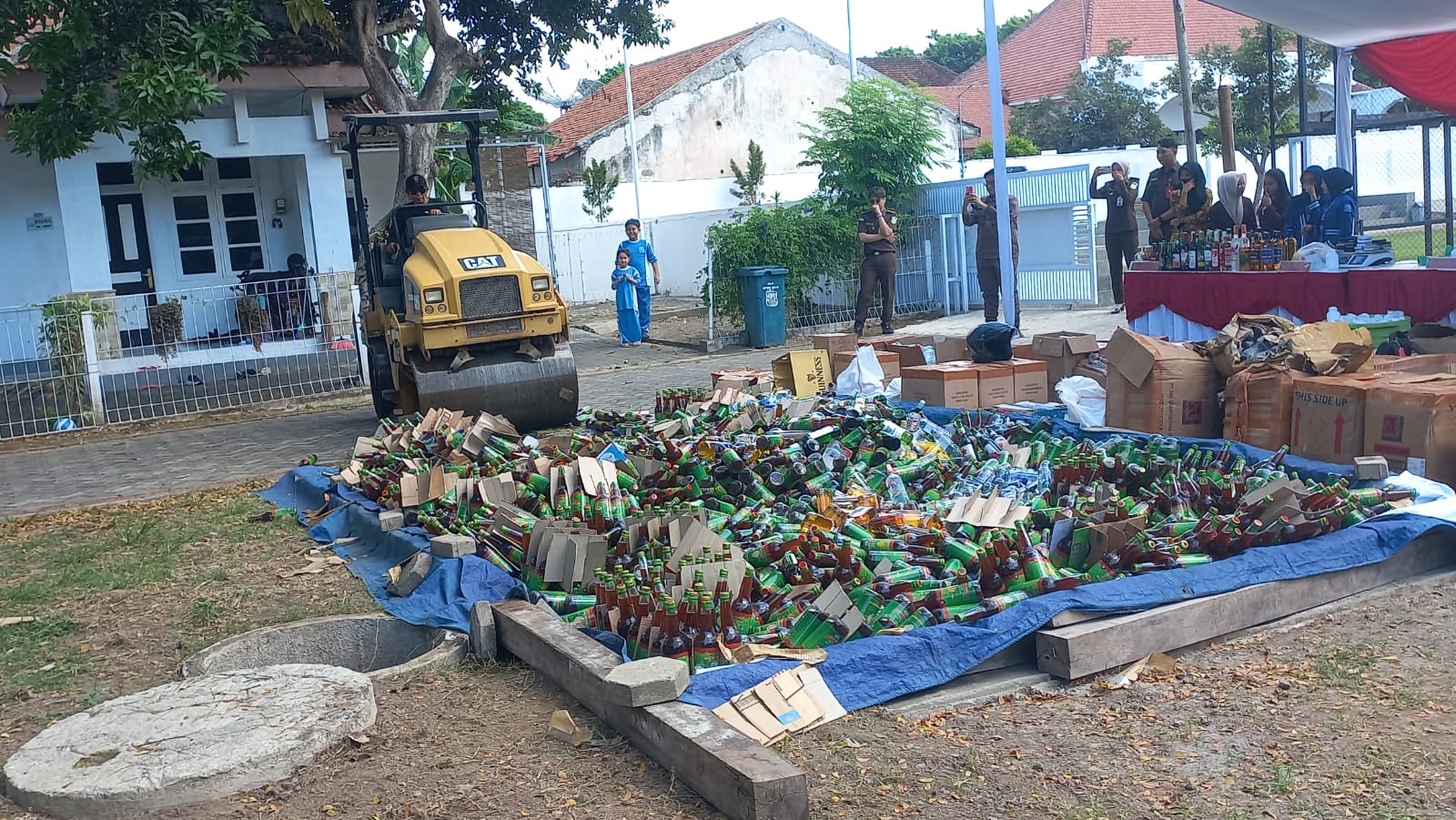 kejari-banyuwangi-musnahkan-barang-bukti-181-perkara,-termasuk-ribuan-botol-miras-dan-narkotika